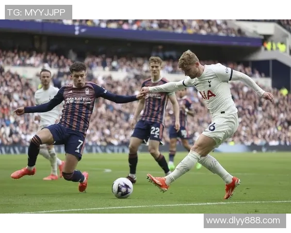 中超联赛精彩对决巴萨热刺战成平局引发热议与讨论